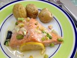 Salmón al horno con ajos tiernos