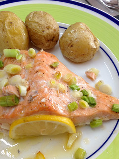 Una foto de Salmón al horno con ajos tiernos