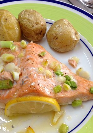 Una foto de Salmón al horno con ajos tiernos
