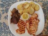 Pechuga a la plancha con especias, patatas y setas