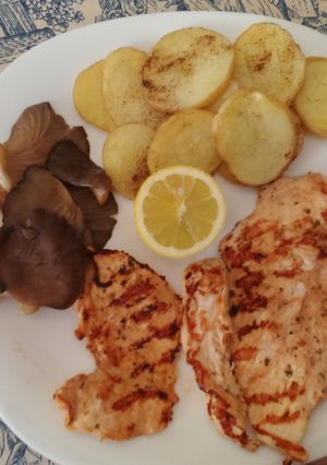Una foto de Pechuga a la plancha con especias, patatas y setas
