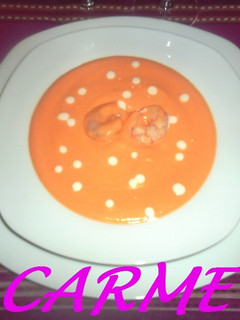 Una foto de Crema de calabaza y gambas navideña