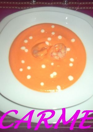 Una foto de Crema de calabaza y gambas navideña
