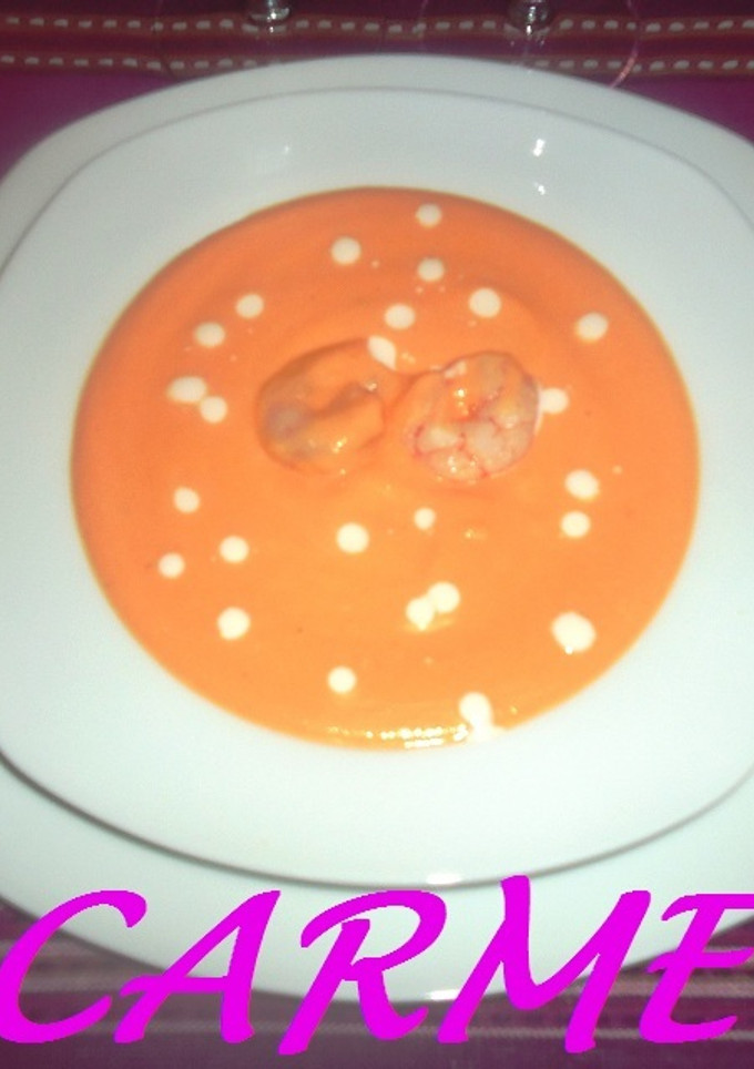 Una foto de Crema de calabaza y gambas navideña