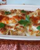 Pasta rellena con salsa de pimientos rojos