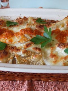 Una foto de Pasta rellena con salsa de pimientos rojos