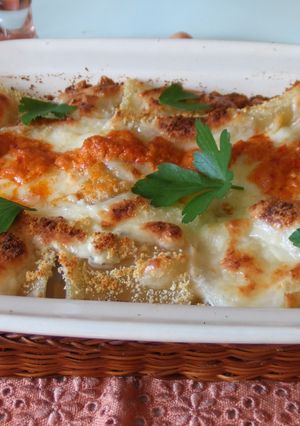 Una foto de Pasta rellena con salsa de pimientos rojos