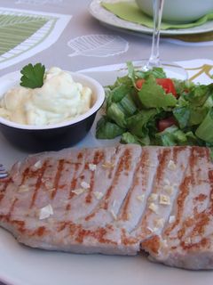 Una foto de Lomo de atún a la plancha con salsa tártara especial