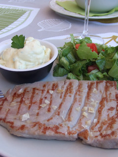 Una foto de Lomo de atún a la plancha con salsa tártara especial