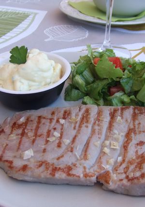 Una foto de Lomo de atún a la plancha con salsa tártara especial