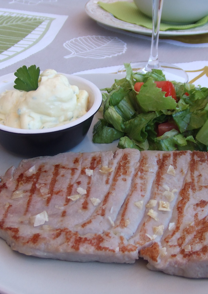 Una foto de Lomo de atún a la plancha con salsa tártara especial