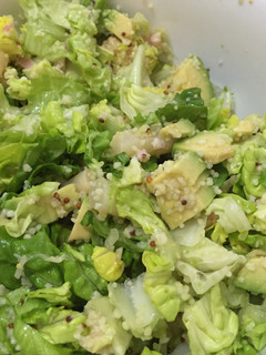 Una foto de Ensalada con aguacate y sémola