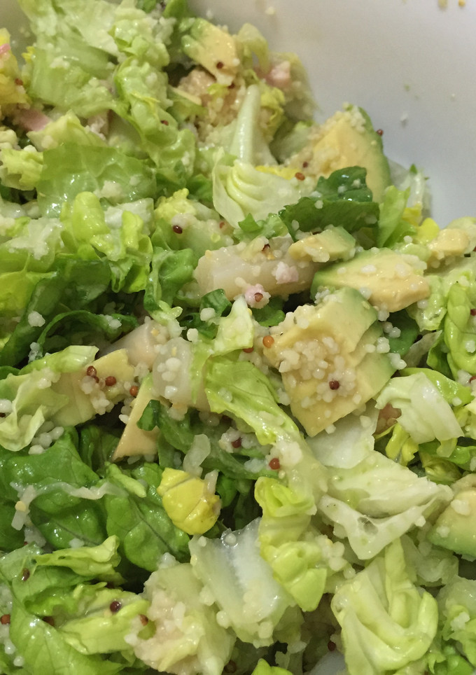 Una foto de Ensalada con aguacate y sémola