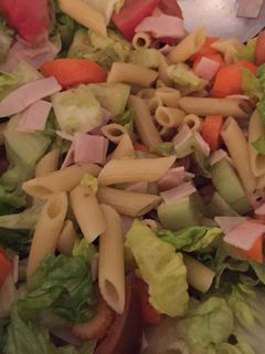 Una foto de Ensalada con lechuga y pasta