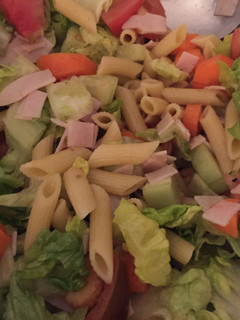 Una foto de Ensalada con lechuga y pasta