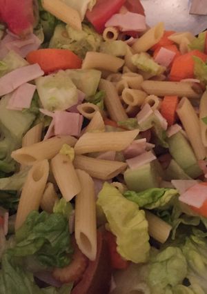 Una foto de Ensalada con lechuga y pasta