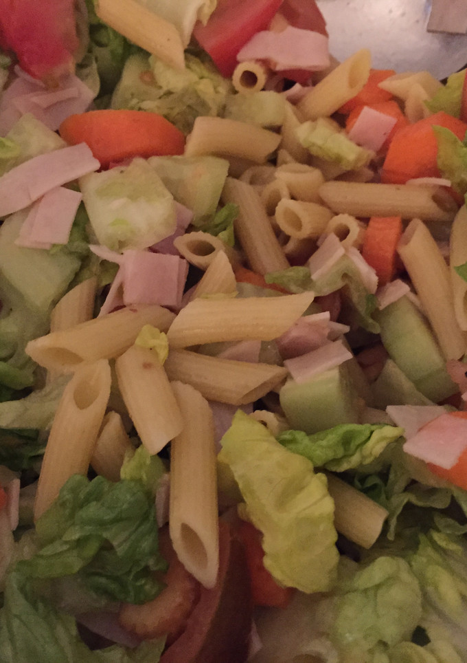 Una foto de Ensalada con lechuga y pasta