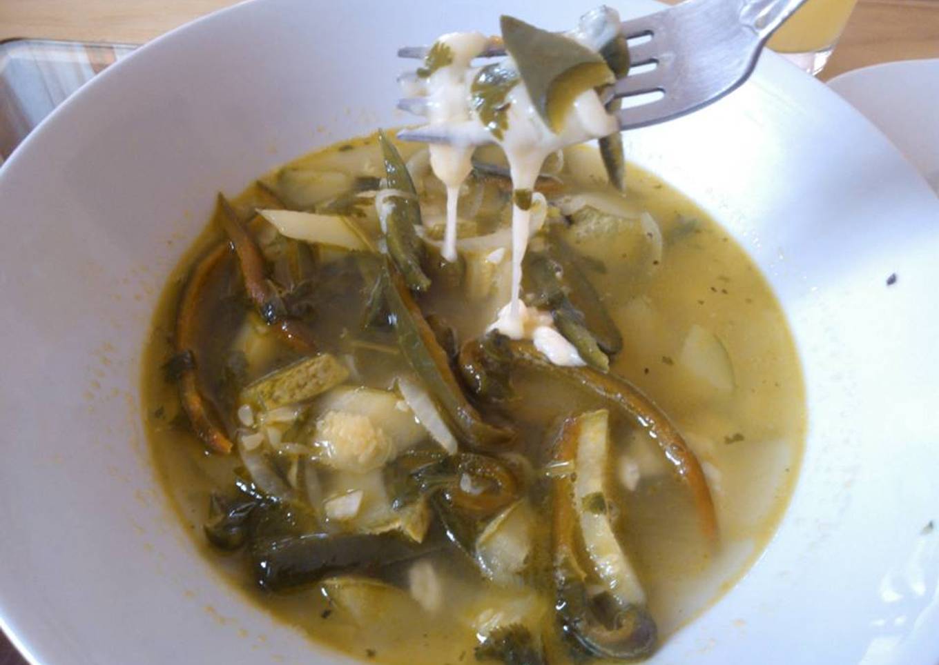 Sopa de chile poblano y queso Oaxaca