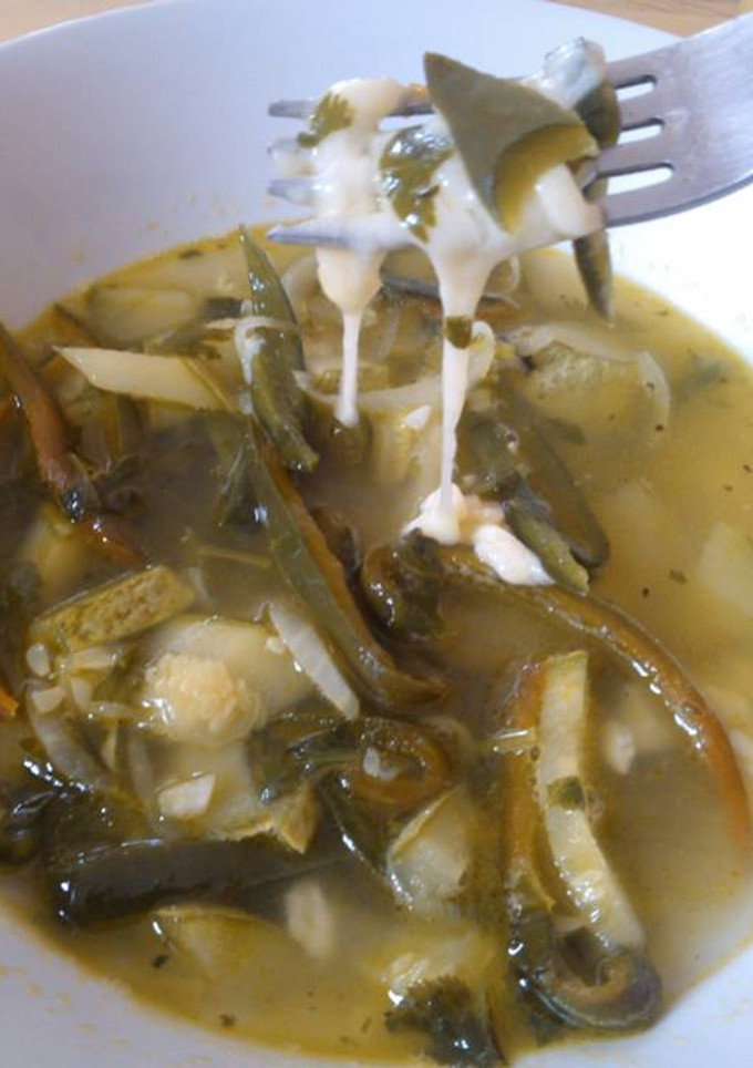 Una foto de Sopa de chile poblano y queso Oaxaca