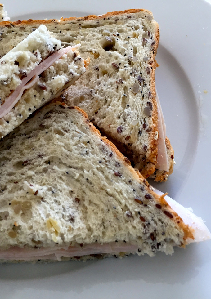 Una foto de Sandwich de pipas de calabaza y pavo