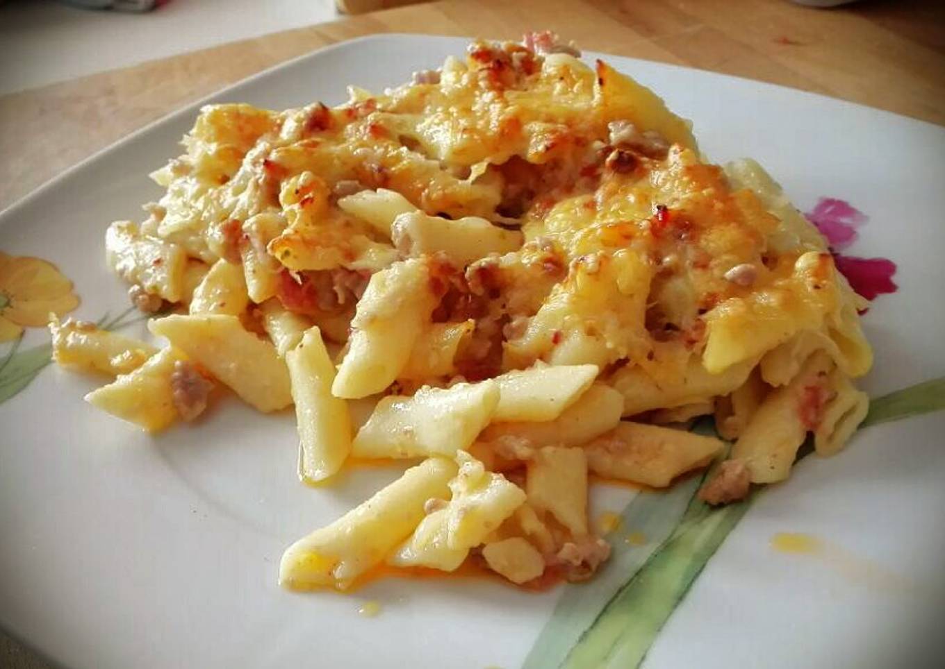 Macarrones con carne picada y bechamel, gratinados en el horno