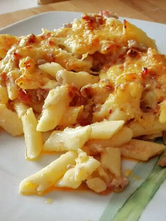 Una foto de Macarrones con carne picada y bechamel, gratinados en el horno