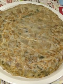 Una foto de Tortilla de berenjenas y gulas