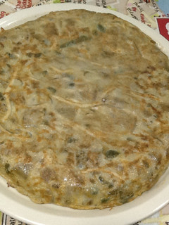 Una foto de Tortilla de berenjenas y gulas
