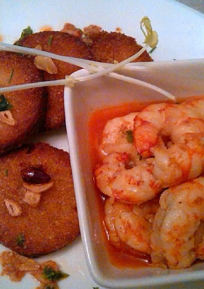 Una foto de Gambas al ajillo con pan frito en su jugo