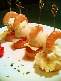 Una foto de Pincho de york, langostino y huevo duro
