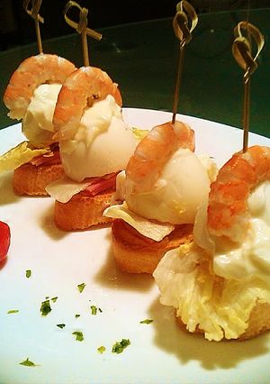 Una foto de Pincho de york, langostino y huevo duro