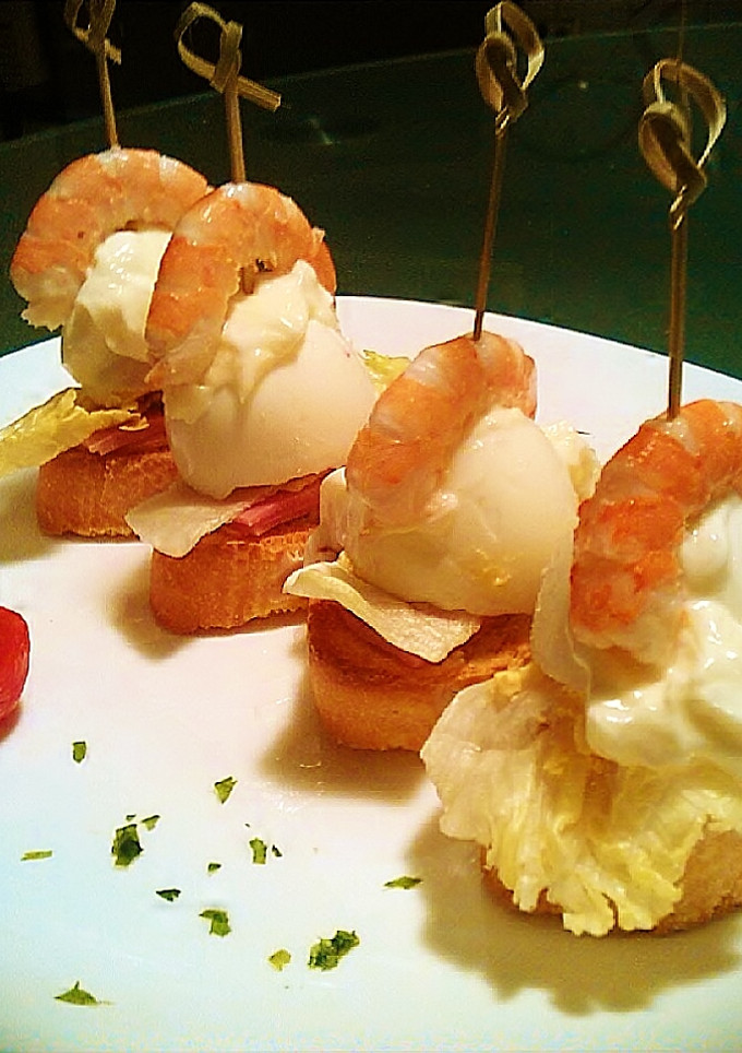 Una foto de Pincho de york, langostino y huevo duro