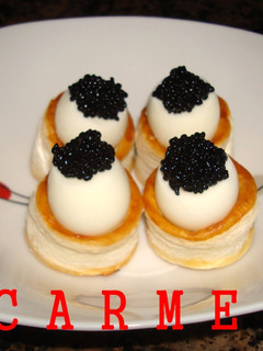 Una foto de Mini Vol au Vent de huevos de cordorniz y caviar