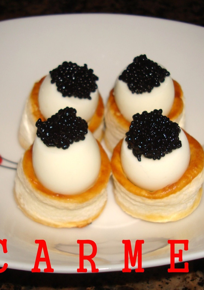 Una foto de Mini Vol au Vent de huevos de cordorniz y caviar