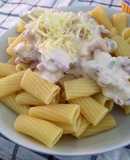 Macarrones con salsa blanca de pollo y bacon
