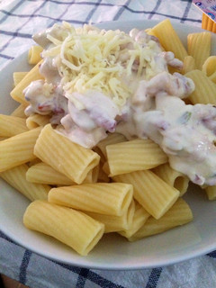 Una foto de Macarrones con salsa blanca de pollo y bacon