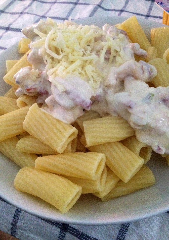 Una foto de Macarrones con salsa blanca de pollo y bacon