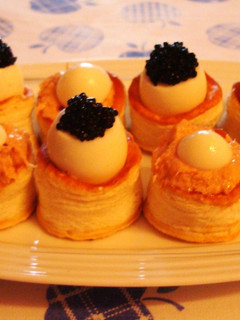 Una foto de Mini vol au Vent de atún en salsa rosa