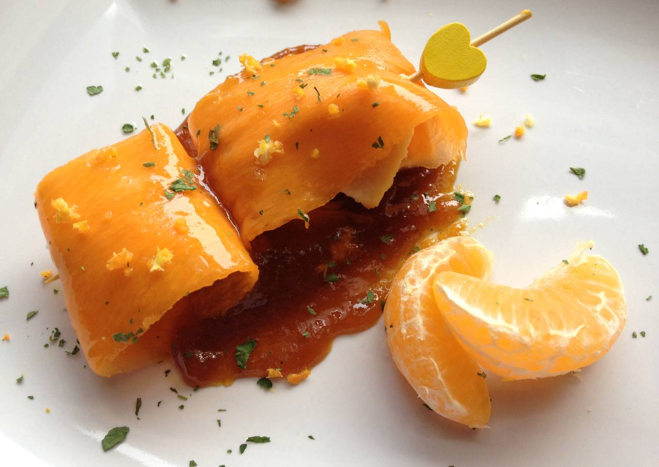Carpaccio de calabaza relleno de pechuga de pollo acompañado de reducción de soja y mandarina
