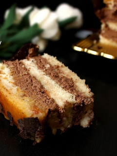 Una foto de Tarta de yema tostada y trufa al whisky