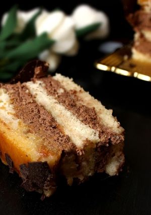 Una foto de Tarta de yema tostada y trufa al whisky