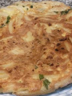 Una foto de Tortilla de fideos con albahaca
