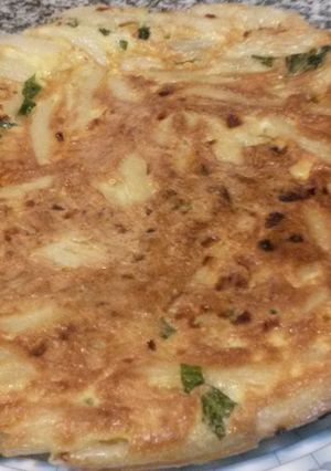 Una foto de Tortilla de fideos con albahaca