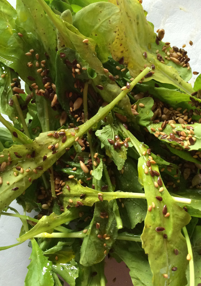 Una foto de Ensalada de rucula con sésamo