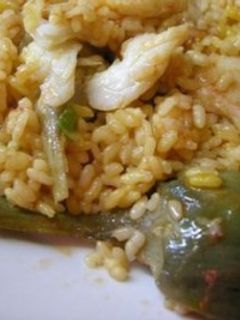 Una foto de Arroz en paella de alcachofas y bacalao