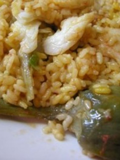 Una foto de Arroz en paella de alcachofas y bacalao
