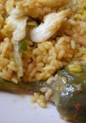 Una foto de Arroz en paella de alcachofas y bacalao