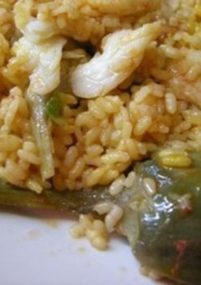 Una foto de Arroz en paella de alcachofas y bacalao