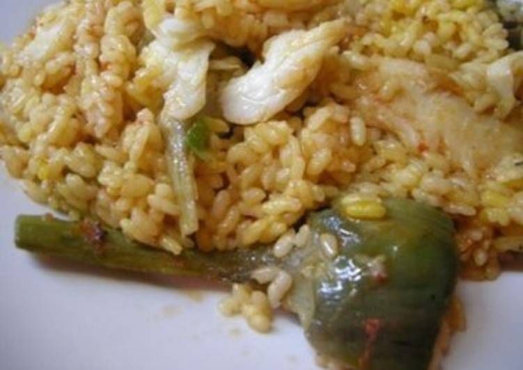Arroz en paella de alcachofas y bacalao