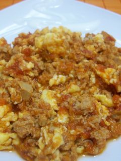 Una foto de Huevos revueltos con tomate y atún